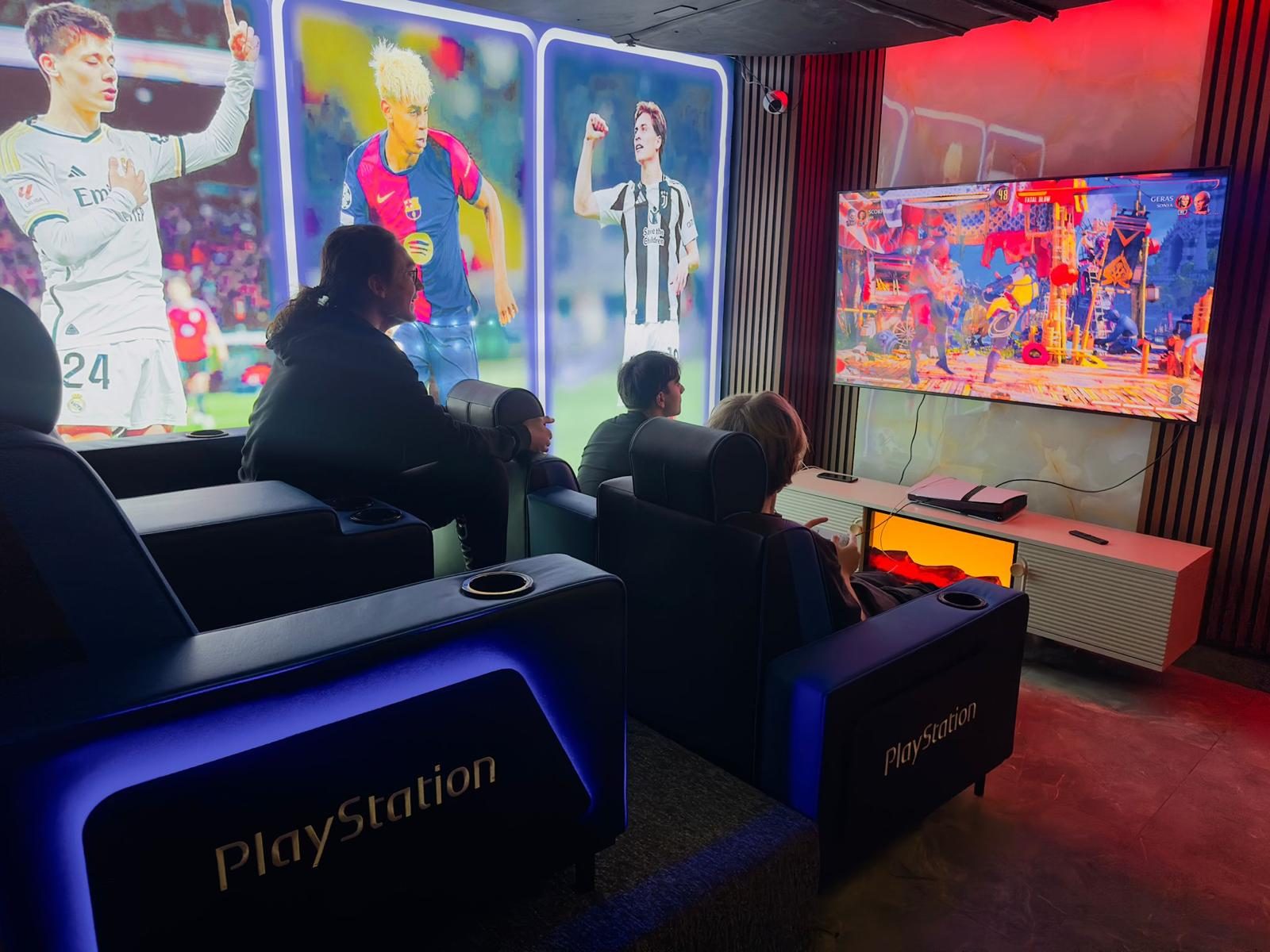 PlayStation 5 Pro ve dev ekranlı konsol keyif odası
